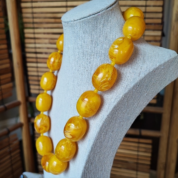 Vintage Lucite Swirled Huge Oval Beads Hidden Screw Clasp Chunky Necklace EUC - Picture 2 of 9